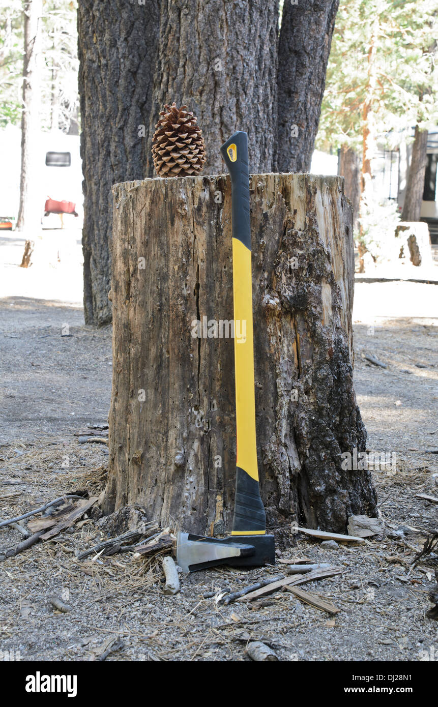 Hammer, Holz für Camfire zu schneiden Stockfoto