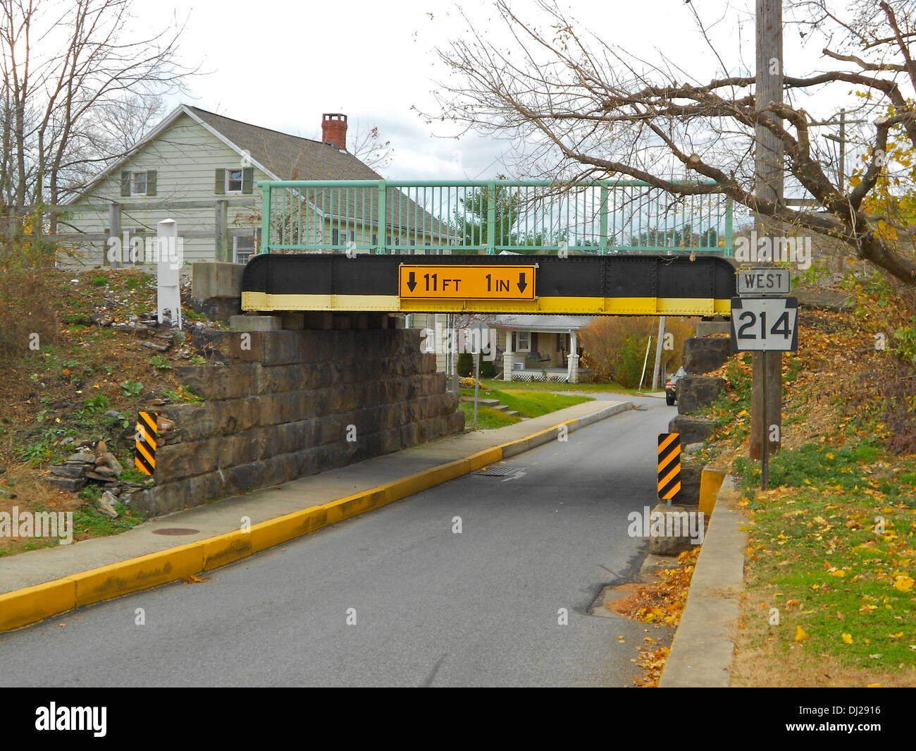 Bridge 5+92 ist eine historische Eisenbahnbrücke über die South Main Street in Seven Valleys, Pennsylvania. Sie gehört zur Northern Central Railway und ist seit 1995 im National Register of Historic Places eingetragen, was ihre Bedeutung in der Geschichte der amerikanischen Eisenbahn widerspiegelt. Stockfoto