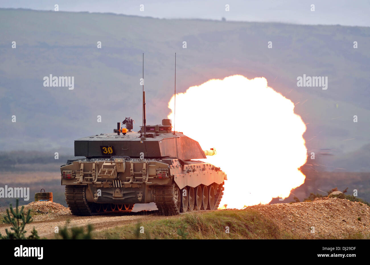 Challenger II Panzer feuern scharfe Munition während des Trainings auf die Bereiche bei Lulworth, Dorset, Großbritannien. UK Stockfoto