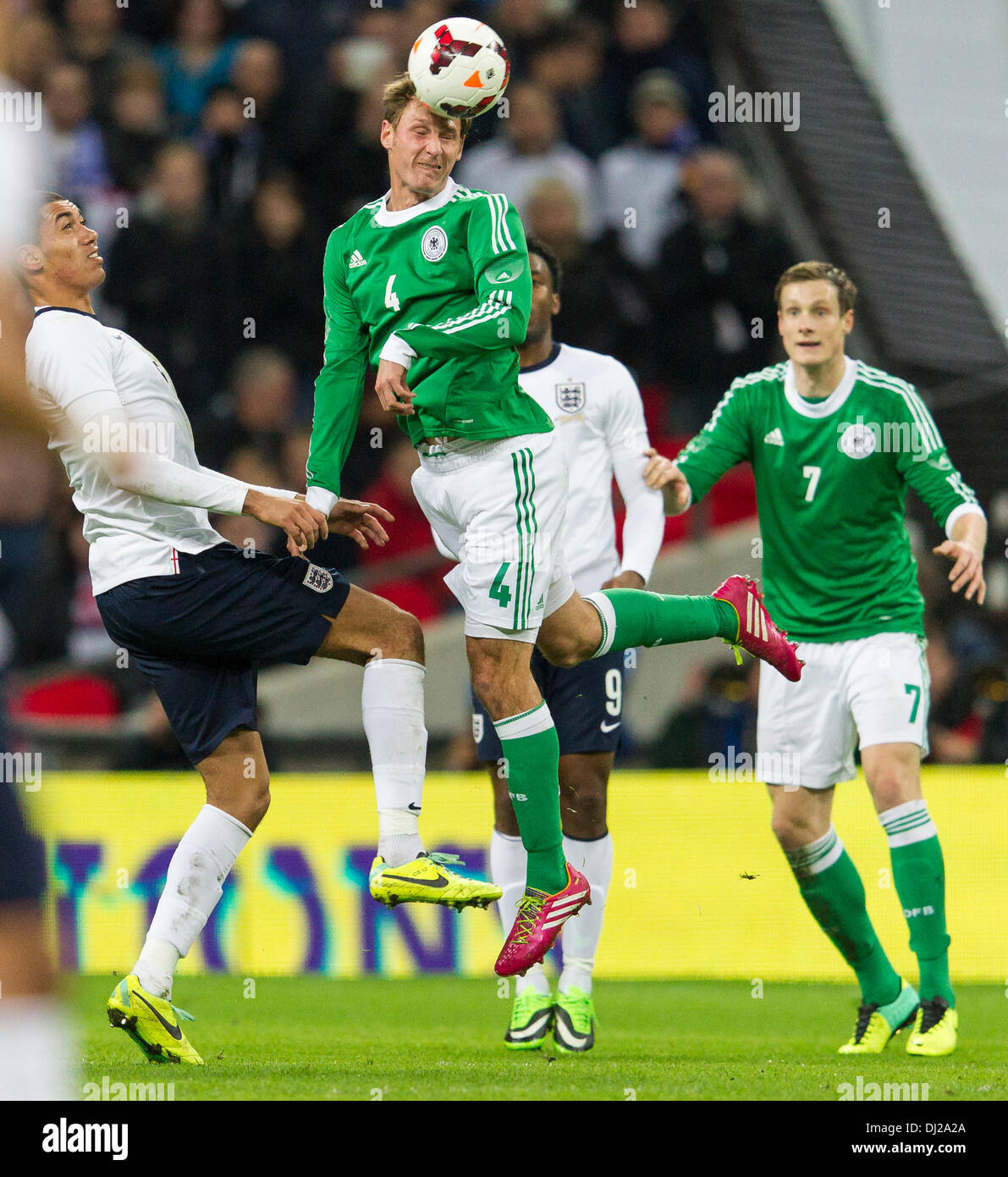 London, UK. 19. November 2013. Deutschlands Benedikt HOWEDES gewinnt einen Header während der internationalen Fußball-Freundschaftsspiel zwischen England und Deutschland vom Wembley Stadion entfernt. Bildnachweis: Aktion Plus Sport/Alamy Live-Nachrichten Stockfoto