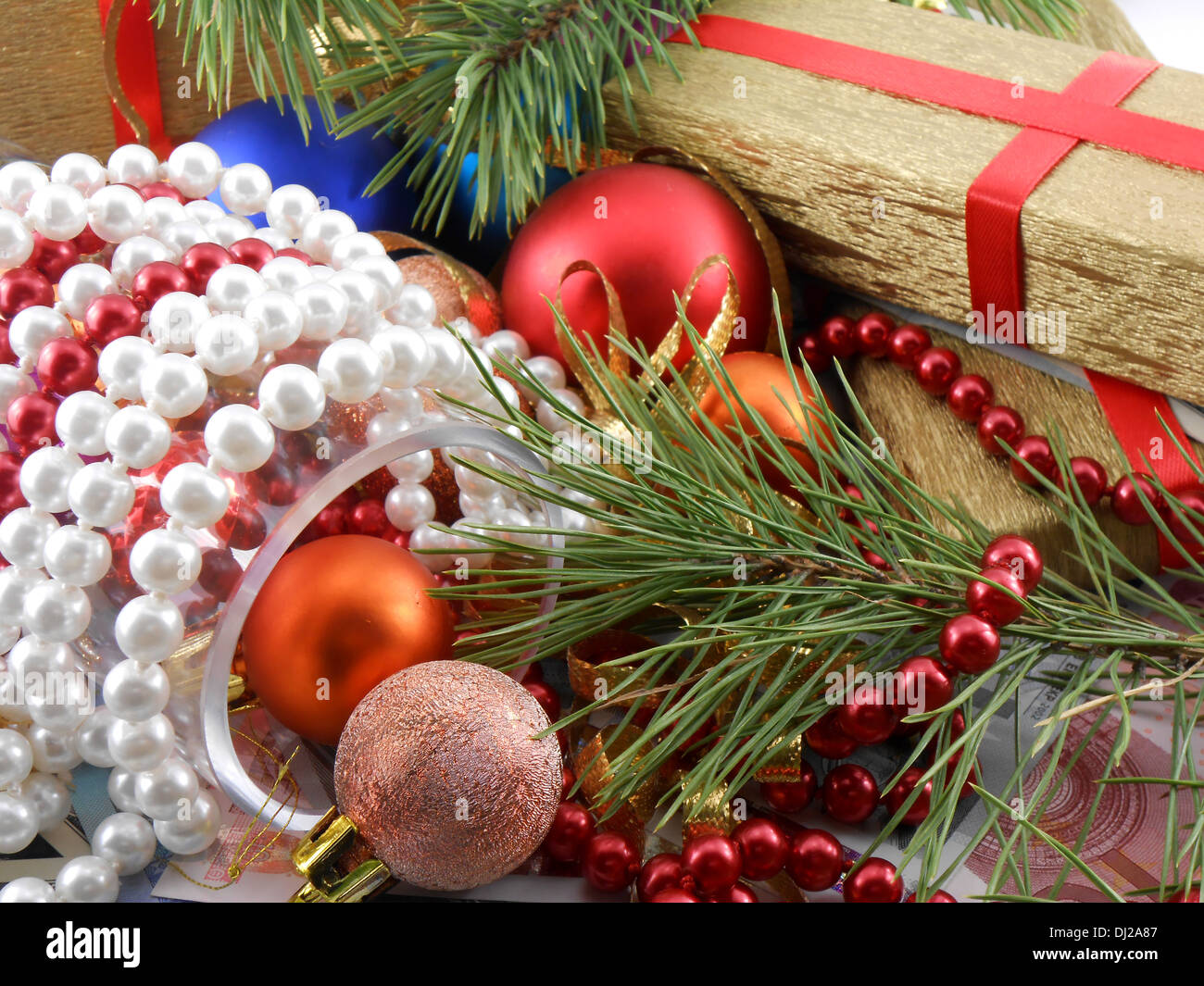 Weihnachts-Geschenk-Box mit Neujahr Kugeln, weiße Diamanten und AST Stockfoto