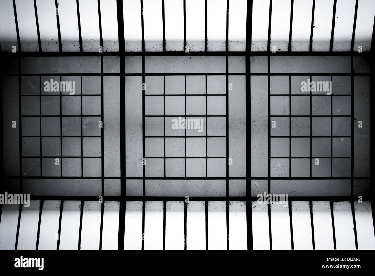 abstrakte Stahl-Glas-Konstruktion, Blick in den Himmelshintergrund. Schwarz / weiß Stockfoto