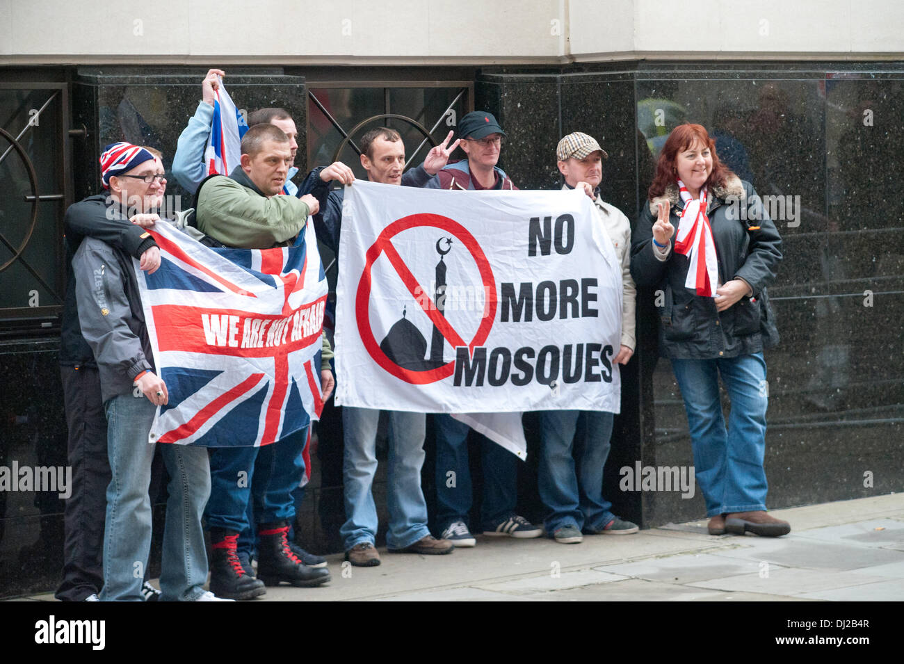 London, UK, 18. November 2013. Protest am ersten Tag der Prüfung im Old Bailey für die Ermordung von Schlagzeuger Lee Rigby London 18.11.2013 Credit: JOHNNY ARMSTEAD/Alamy Live News Stockfoto