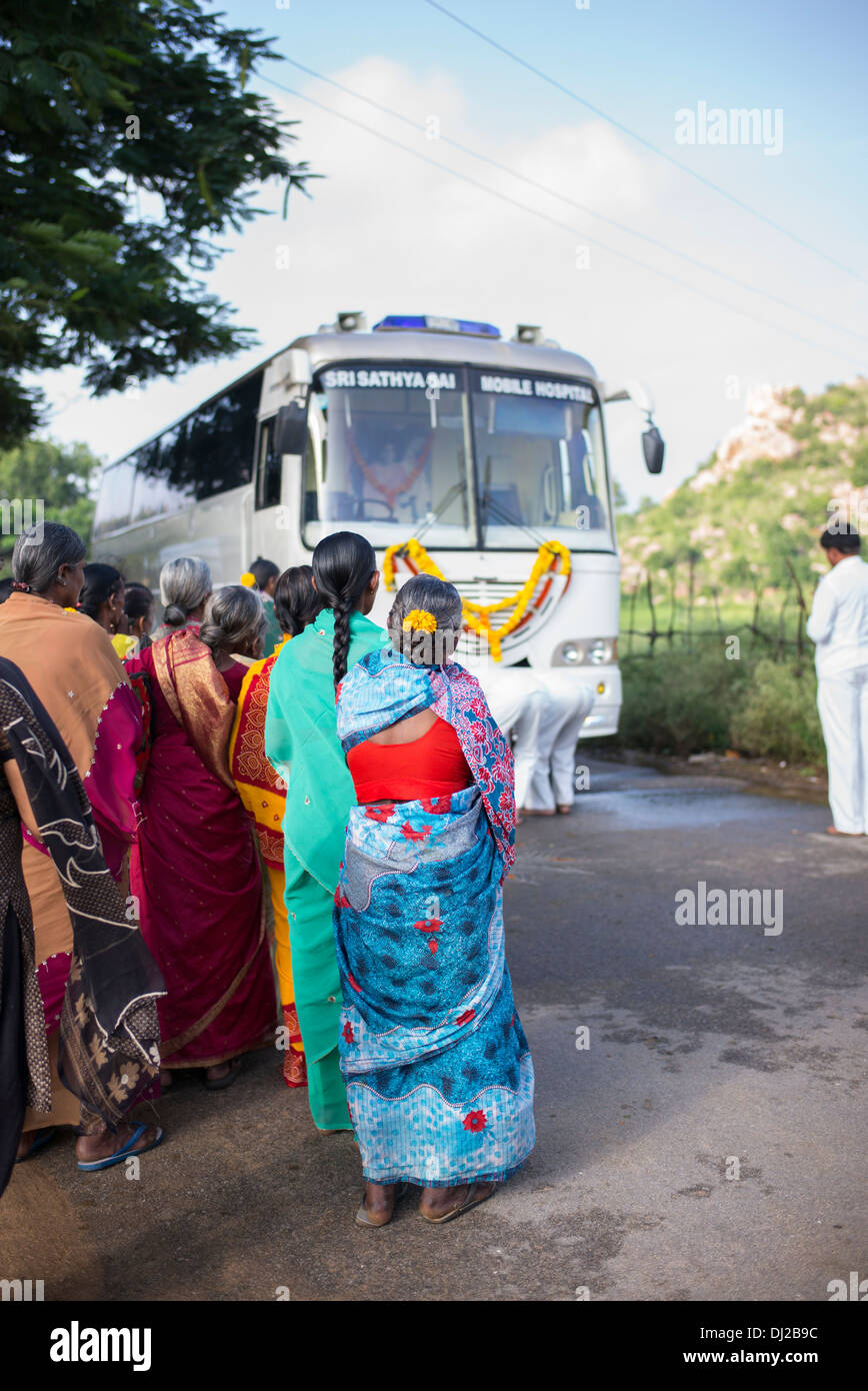 Sri Sathya Sai Baba mobile aufsuchende Krankenhaus Klinik Servicebus Ankunft in einem indischen Dorf. Andhra Pradesh, Indien Stockfoto