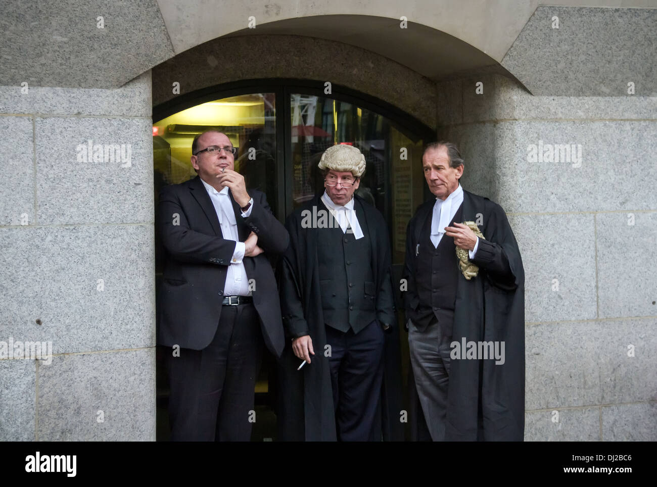 Barristers nehmen eine Zigarettenpause vor Gericht Old Bailey in London Stockfoto