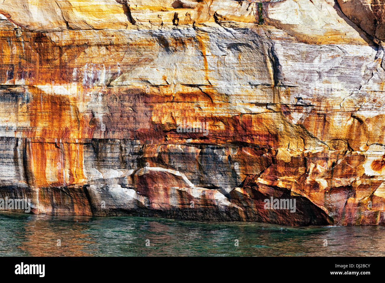Mineralische Seep schafft spektakuläre Farben entlang Lake Superior und dargestellter Felsen-Staatsangehöriger Lakeshore in obere Halbinsel von Michigan. Stockfoto