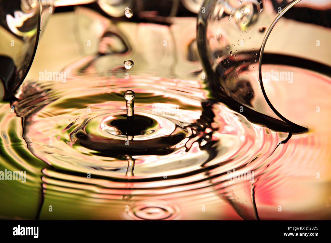Closeup Wassertropfen Bildern drei in leuchtenden Farben des Hintergrunds im Becken. Stockfoto