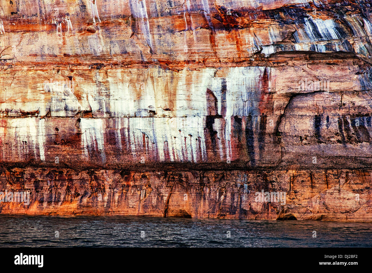 Mineralische Seep schafft spektakuläre Farben entlang Lake Superior und dargestellter Felsen-Staatsangehöriger Lakeshore in obere Halbinsel von Michigan. Stockfoto