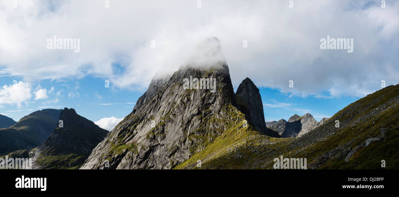 Wolken verdecken dramatische Berge Gipfel der Kråkhammartind, Moskenesoy, Lofoten Inseln, Norwegen Stockfoto