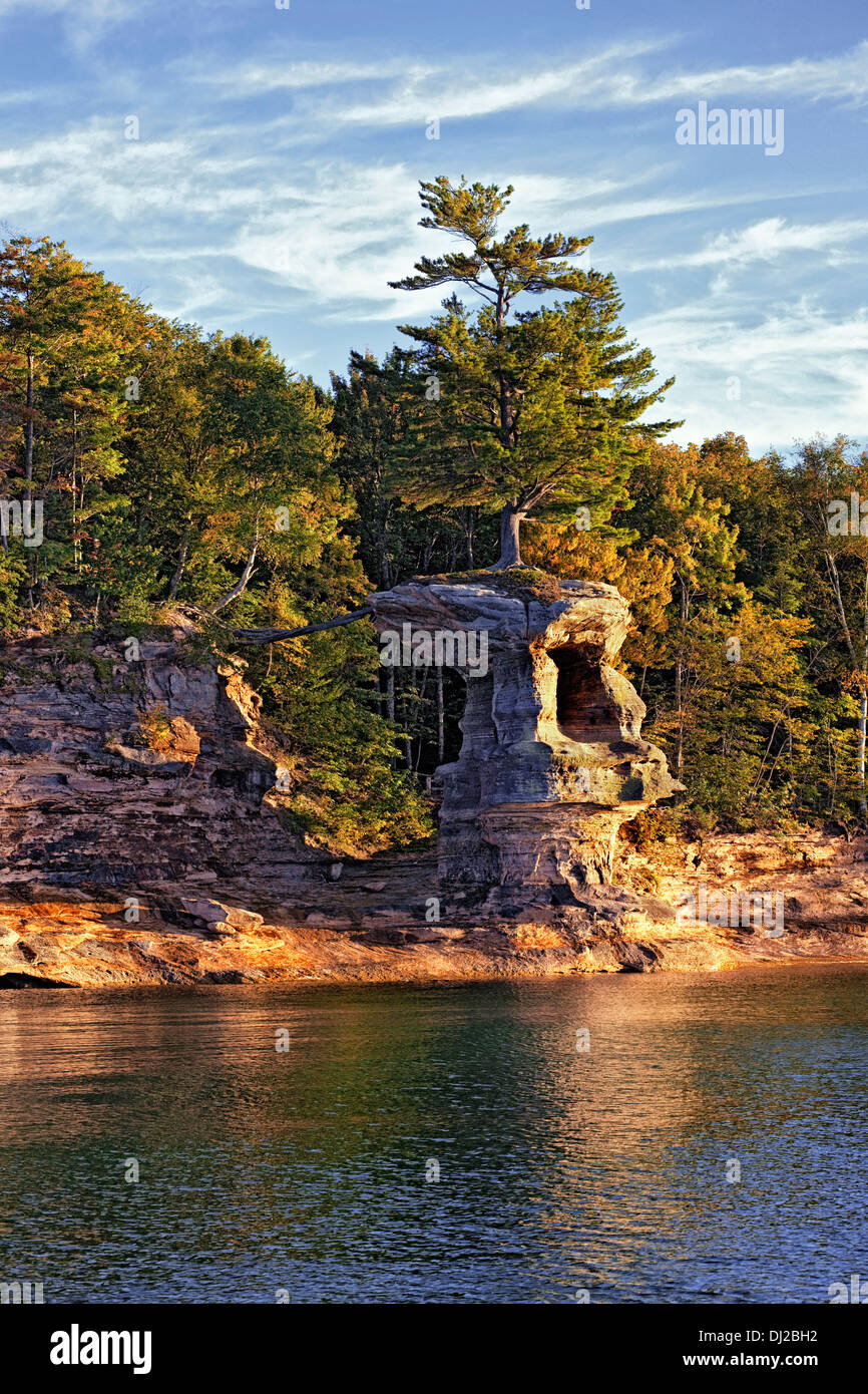 Große Kiefer wächst auf Kapelle Rock entlang Lake Superior in dargestellter Felsen-Staatsangehöriger Lakeshore und Michigans Upper Peninsula. Stockfoto