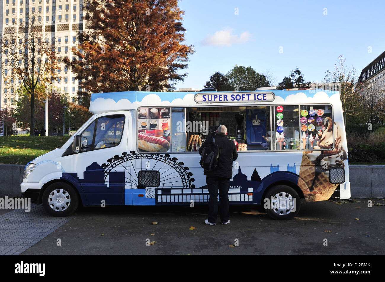 Ein Mann kauft Eis von einem van, London, UK Stockfoto