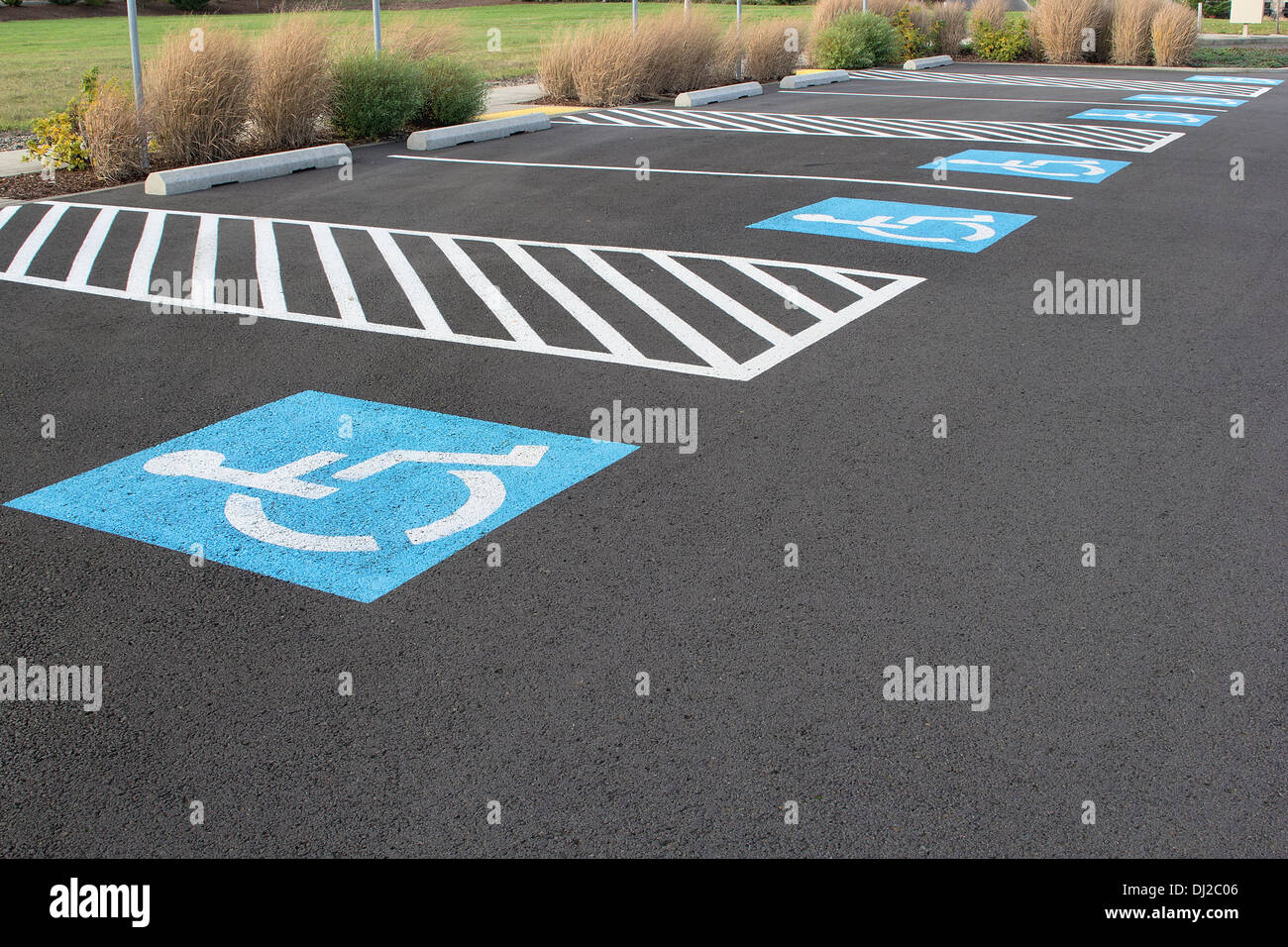 Behinderten Parkplatz am Business Standort Parkplatz Stockfoto