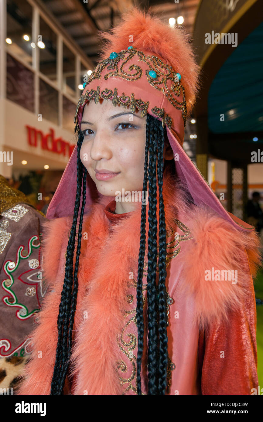 Frau im mongolischen Tracht London UK Stockfoto