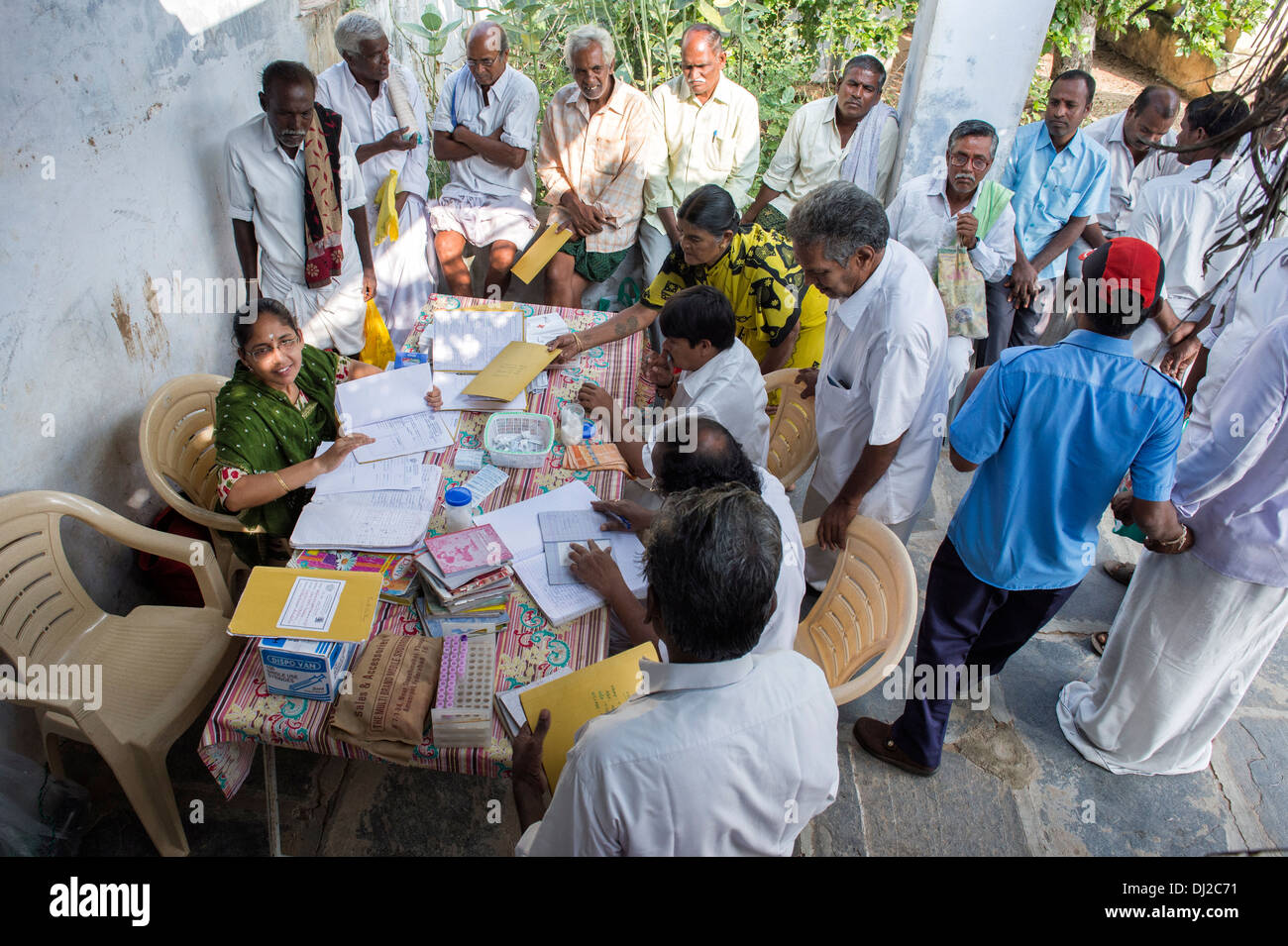 Diabetes-Patienten in Sri Sathya Sai Baba mobile aufsuchende Krankenhausklinik. Andhra Pradesh, Indien. Stockfoto