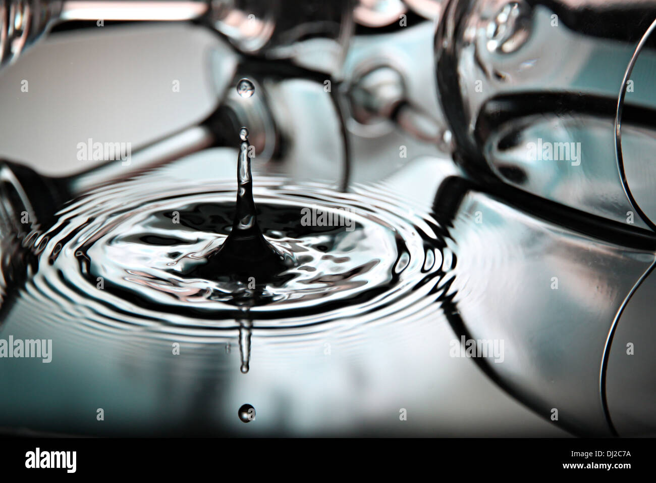 Closeup Bildern Wassertropfen eine schöne Form im Becken. Stockfoto