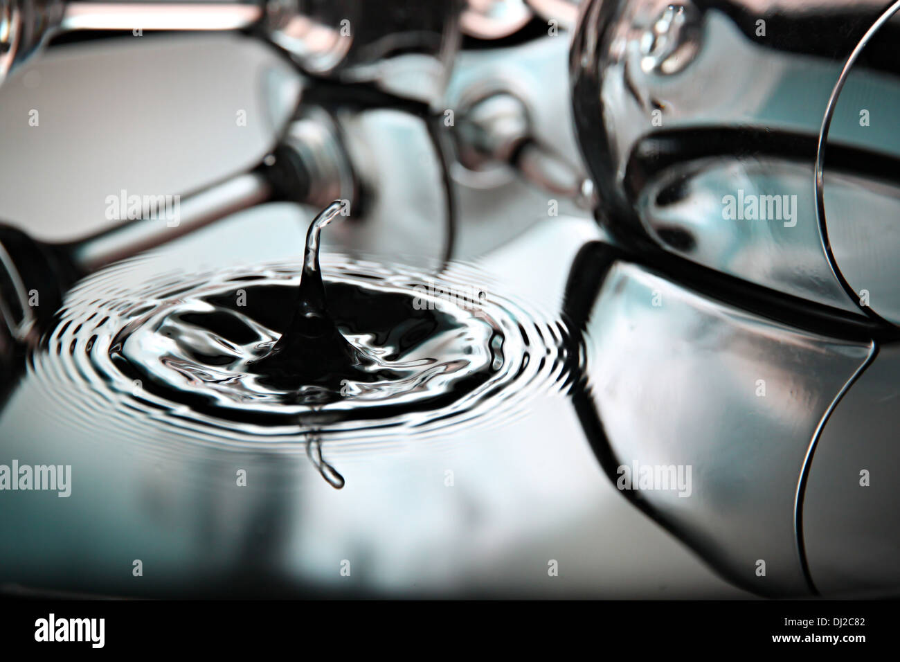 Closeup Bildern Wassertropfen eine schöne Form im Becken. Stockfoto
