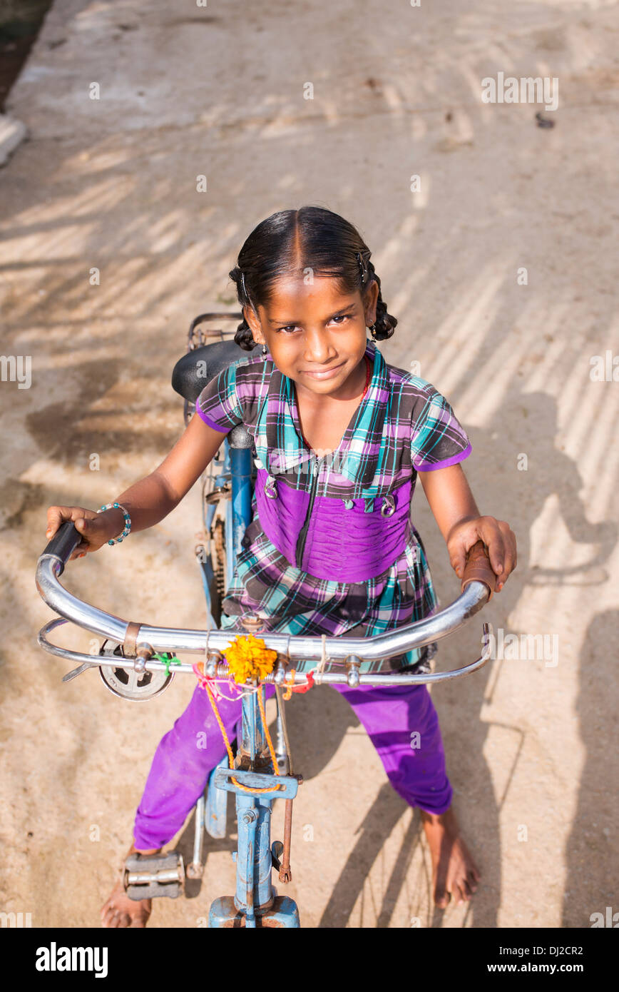 Indische Bauerndorf Mädchen auf einem traditionellen indischen Fahrrad. Andhra Pradesh, Indien Stockfoto