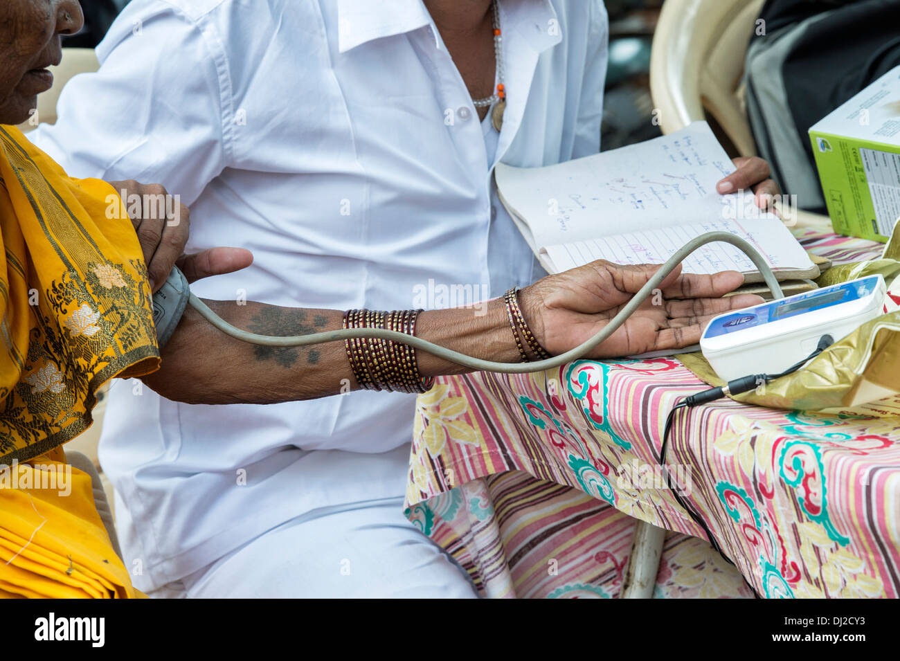 Diabetischen Patienten mit Blutdruck im Sri Sathya Sai Baba mobile aufsuchende Klinik aufgenommen. Andhra Pradesh, Indien. Stockfoto