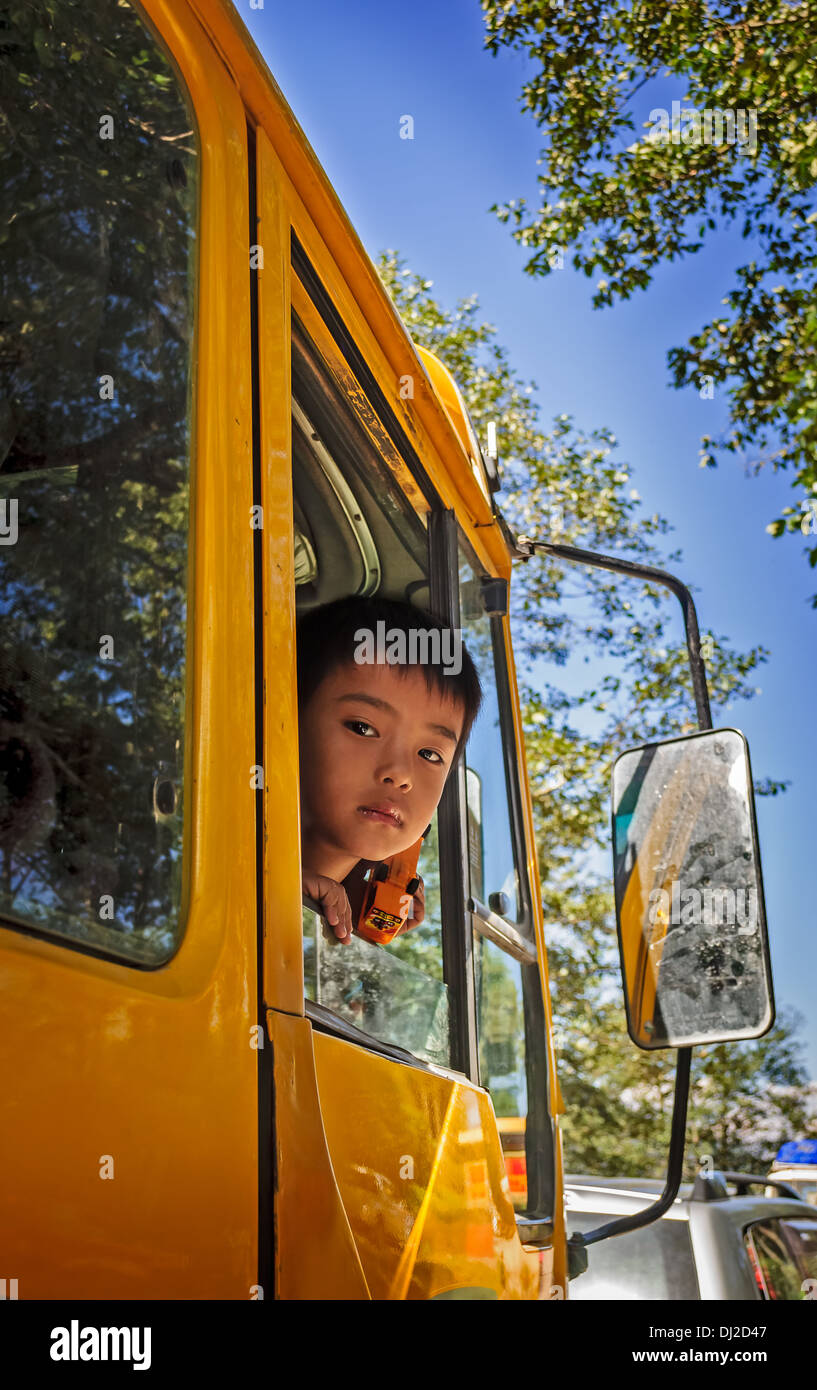 Jung, süß, Bhutan junge peeping durch Bus-Fenster Stockfoto