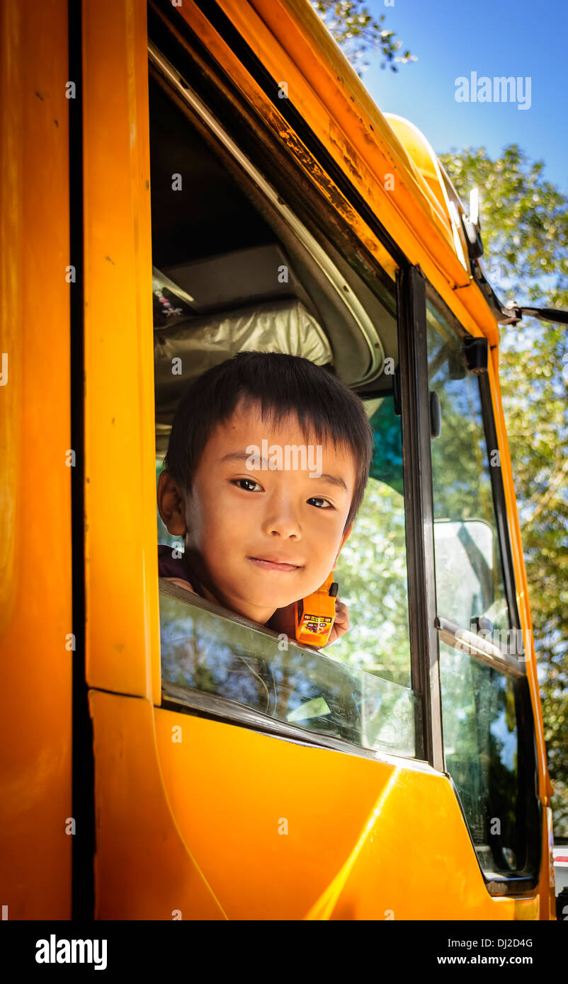 Jung, süß, Bhutan junge peeping durch Bus-Fenster Stockfoto