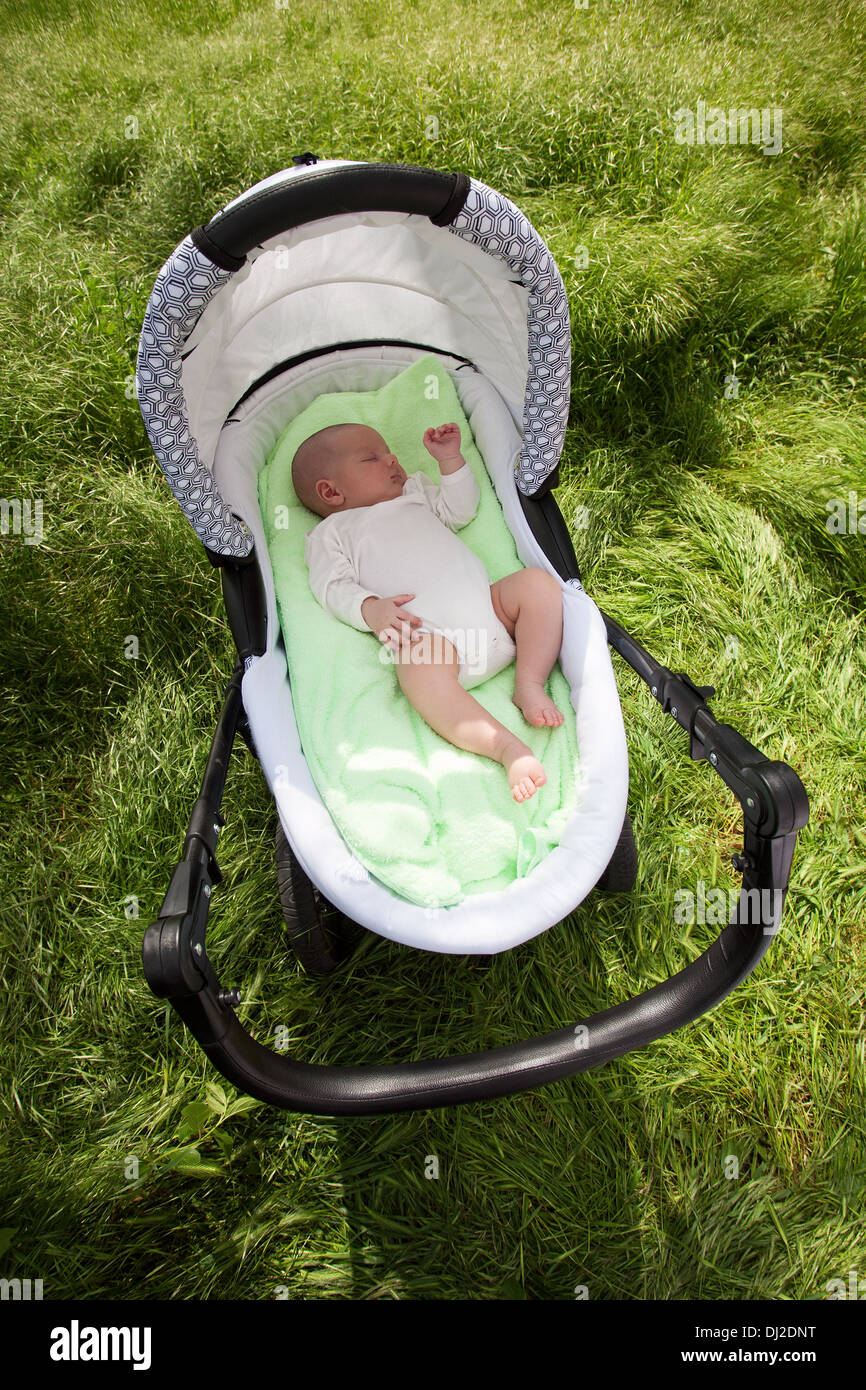 Baby jungen im Kinderwagen draußen schlafen, Ansicht von oben  Stockfotografie - Alamy