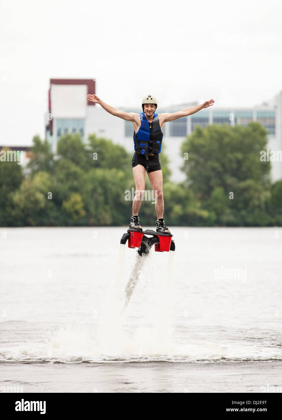 Junger Mann mit Flyboard Maschine auf rive Stockfoto