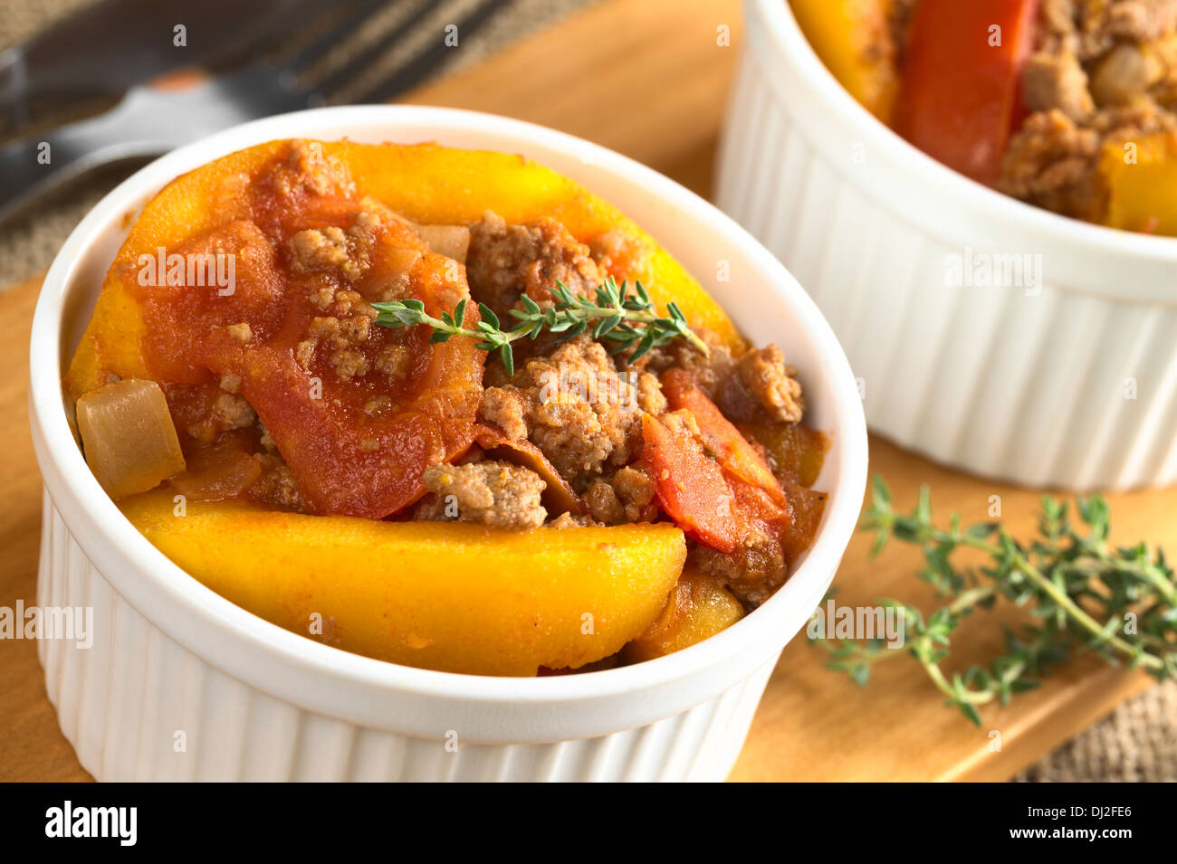 Kürbis, Tomaten, Hackfleisch Gericht mit frischem Thymian (selektiven Fokus, Fokus auf den Thymian-Zweig in der Schüssel) Stockfoto