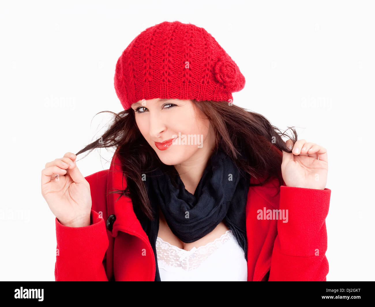 Junge Frau im roten Mantel und Kappe lächelnd - Isolated on White Stockfoto