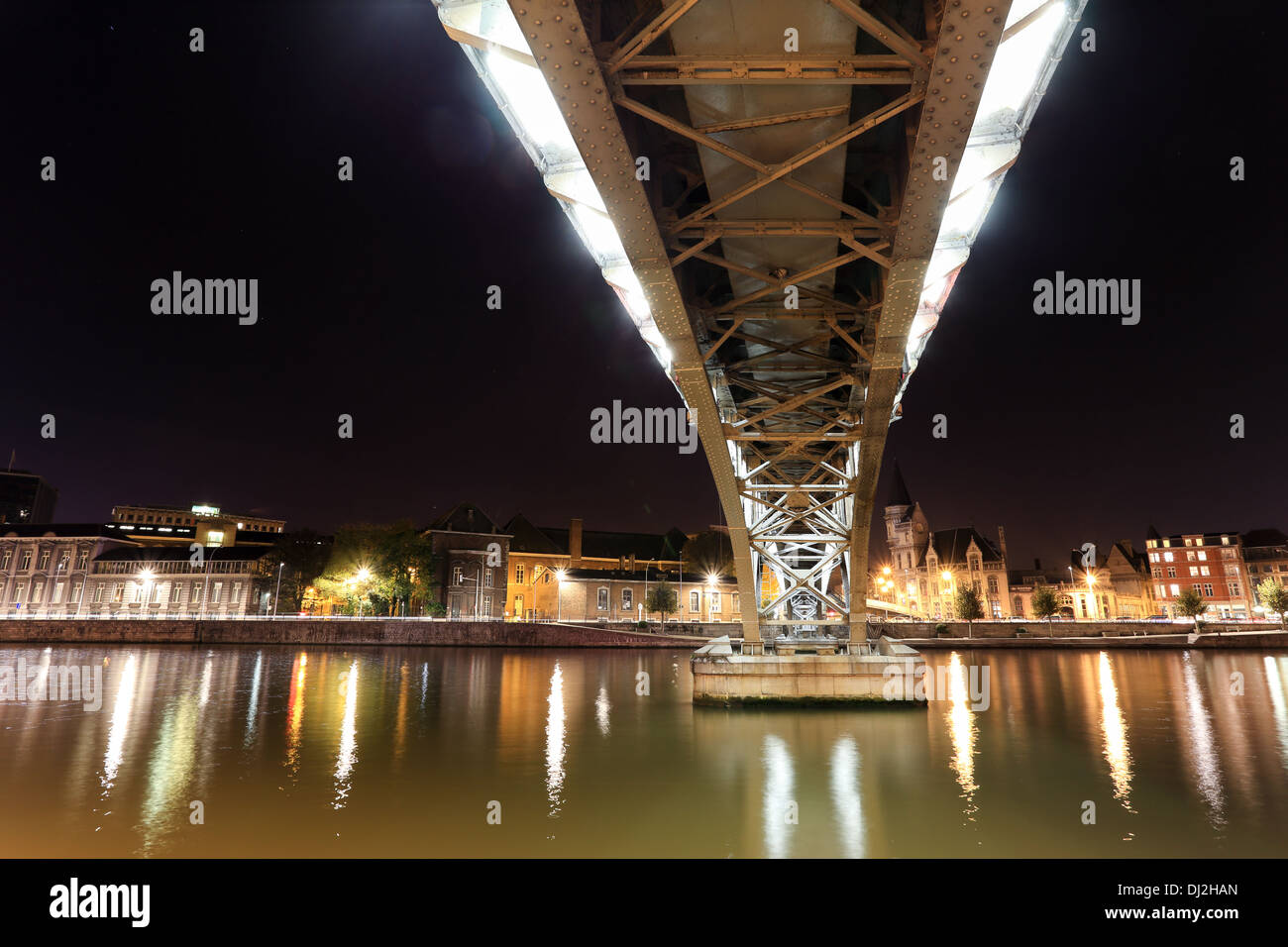Nachtansicht des von der Seite in Lüttich Stadt unter "Passerelle Saucy" Flussbrücke Stockfoto