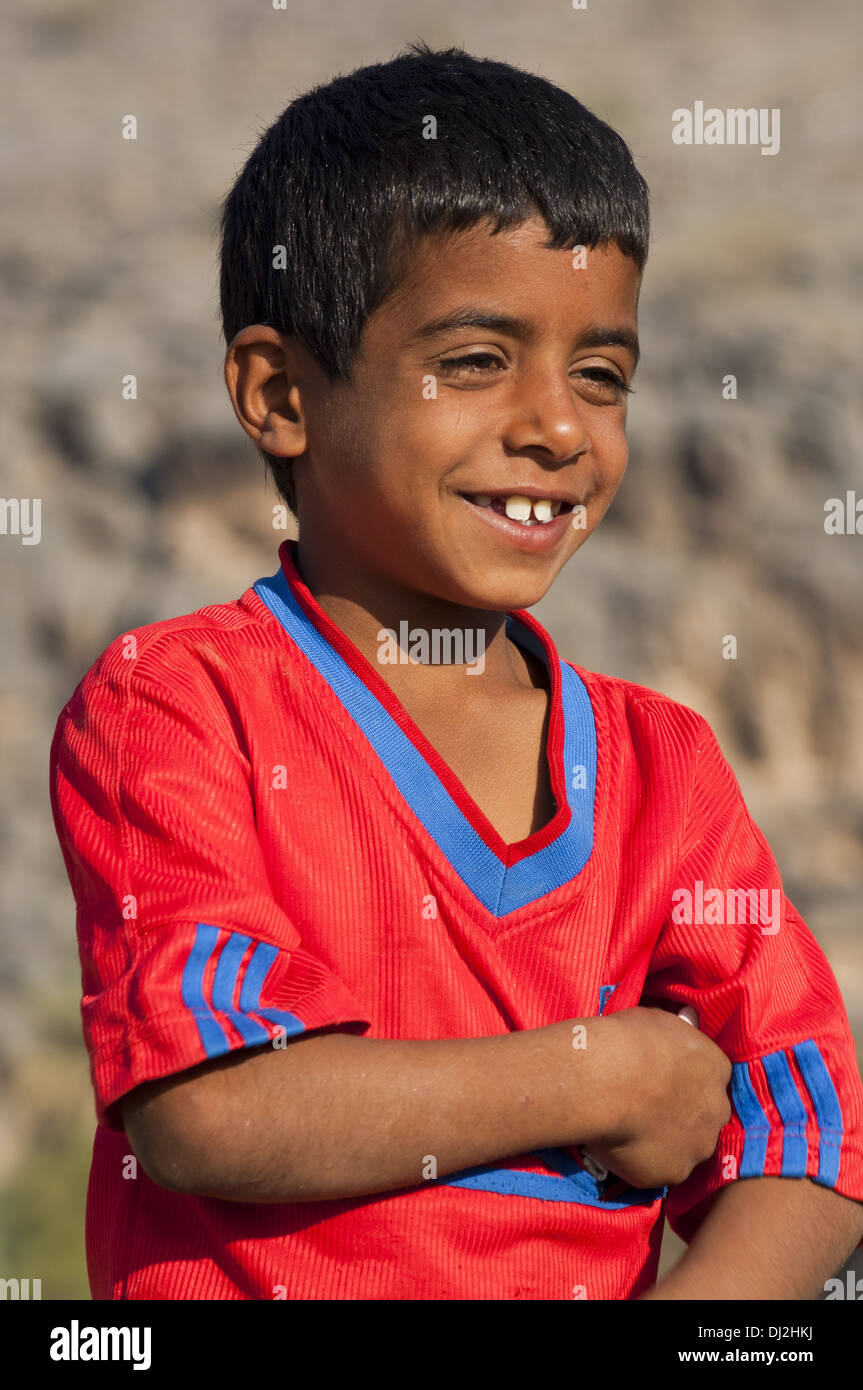 Portrait eines lachenden 7-jährigen omanischen jungen Stockfoto