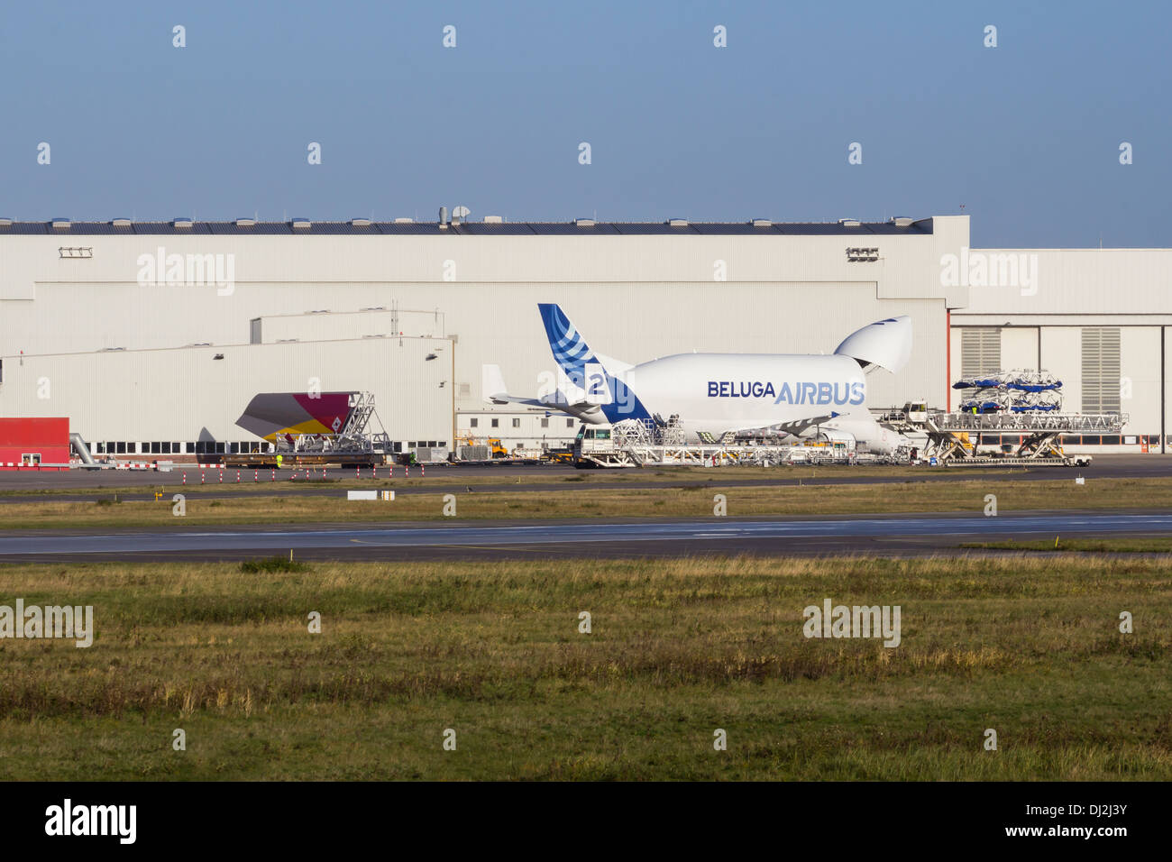 HAMBURG, Deutschland - 13. November 2013: A Seitenleitwerk für eine brandneue Asiana Airbus wird gerade zu einem Beluga Supertransporter Stockfoto