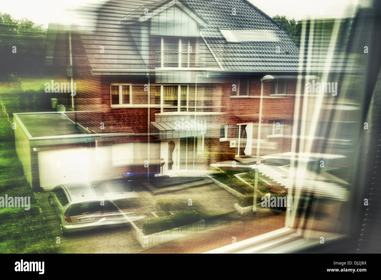 Am Morgen aus dem Fenster schauen Stockfoto