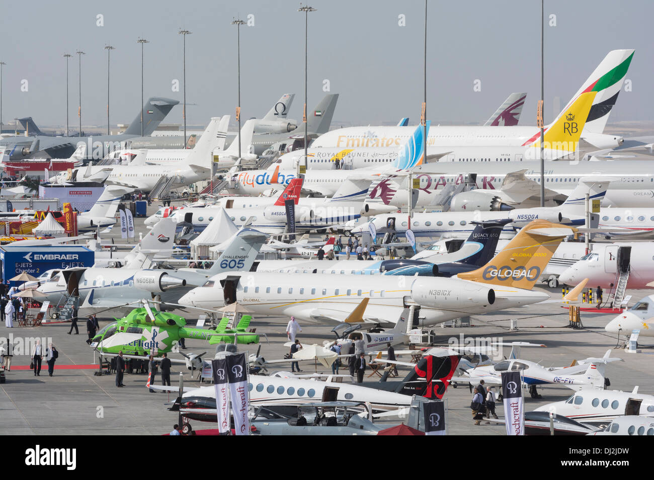Viele Flugzeuge auf Vorfeld Flughafen Al Maktoum International während der Dubai Airshow 2013 in Vereinigte Arabische Emirate Stockfoto