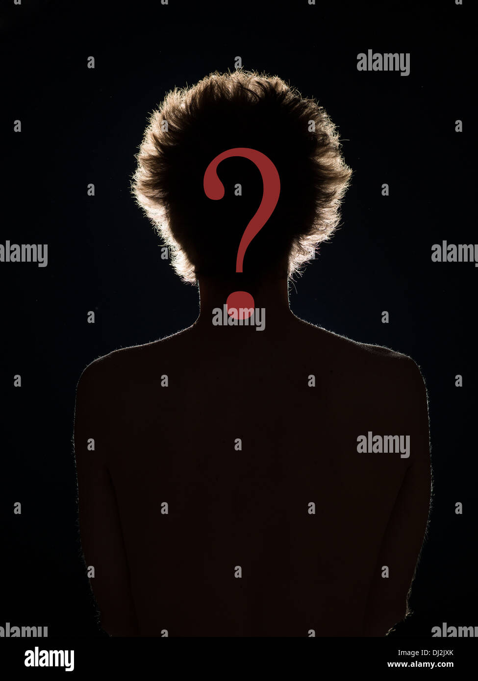 Vorderansicht Des Mannes Im Schwarzen Schatten Mit Einem Roten Fragezeichen Vor Seinem Gesicht Auf Schwarzem Hintergrund Stockfotografie Alamy