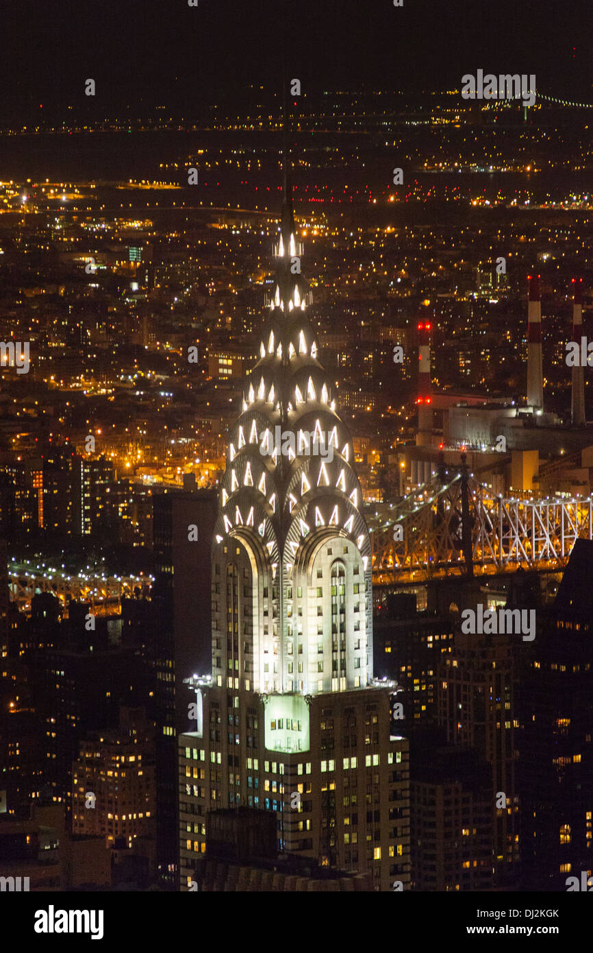 Das Chrysler building in der Nacht fotografiert vom Empire State Building. New York City, Vereinigte Staaten von Amerika. Stockfoto