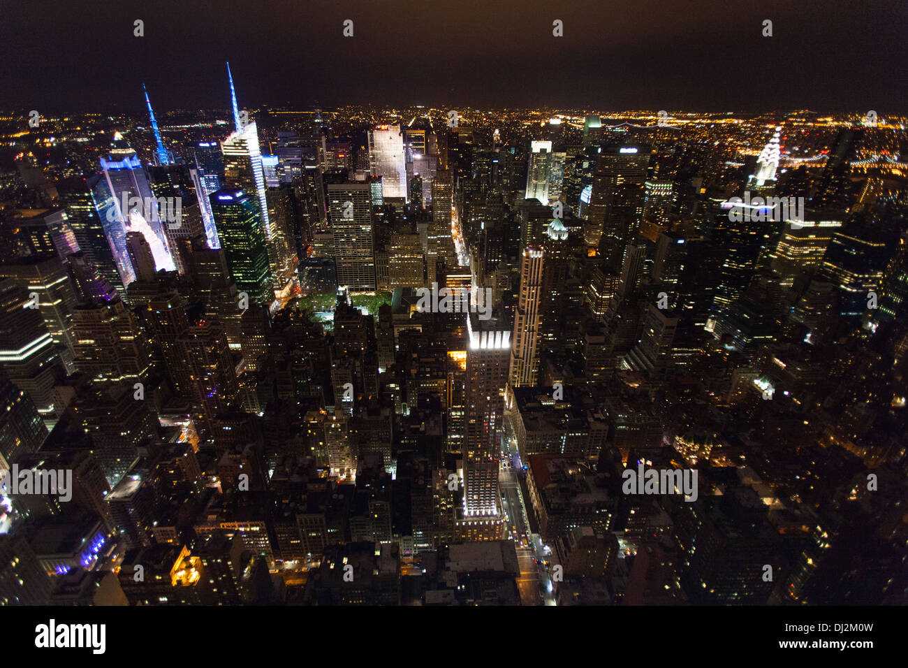 Blick vom Empire State Building bei Nacht, Manhattan, New York City, Vereinigte Staaten von Amerika. Stockfoto