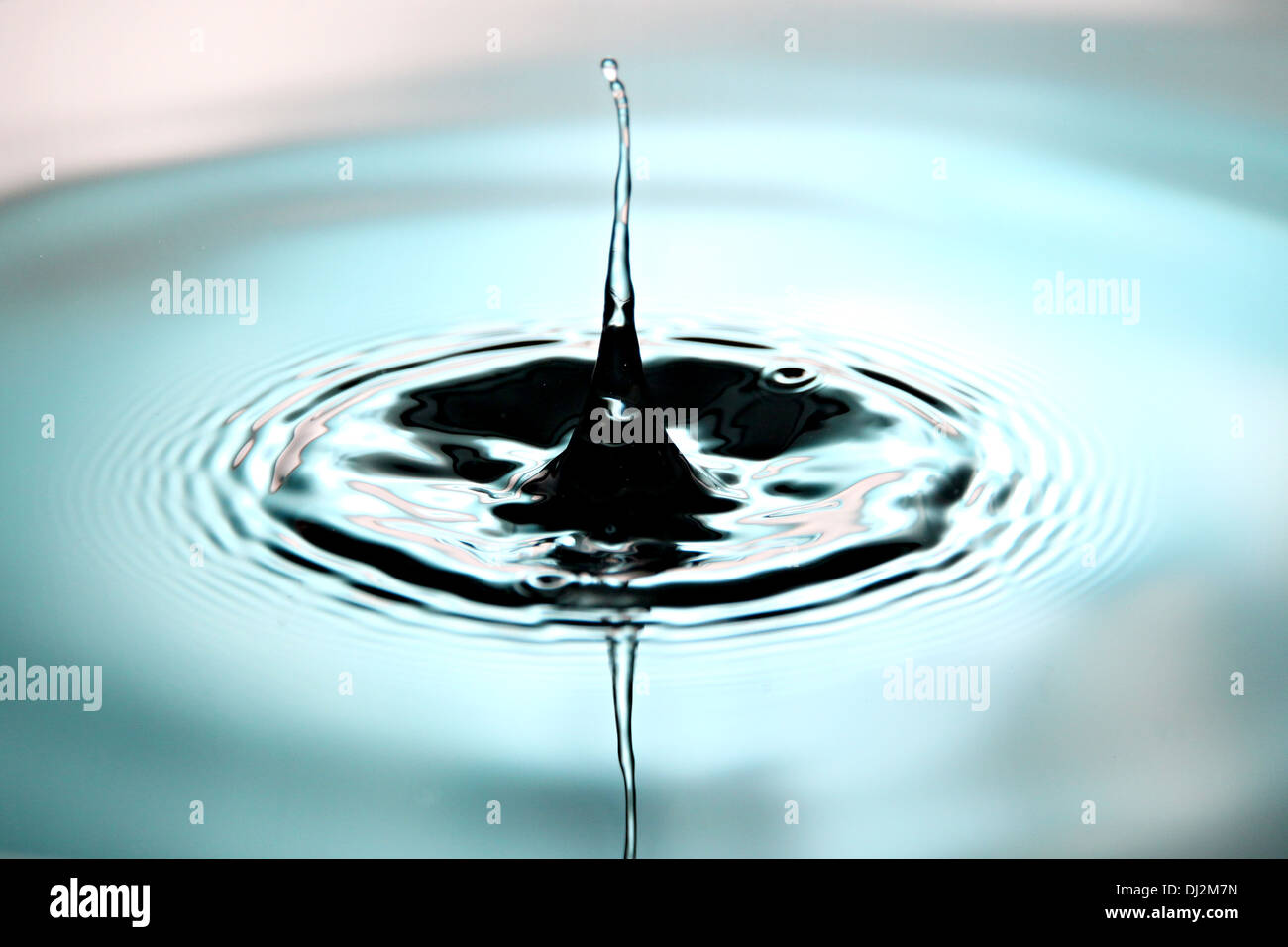 Closeup Bildern grünen Hintergrund der Wassertropfen eine schöne Form im Becken. Stockfoto