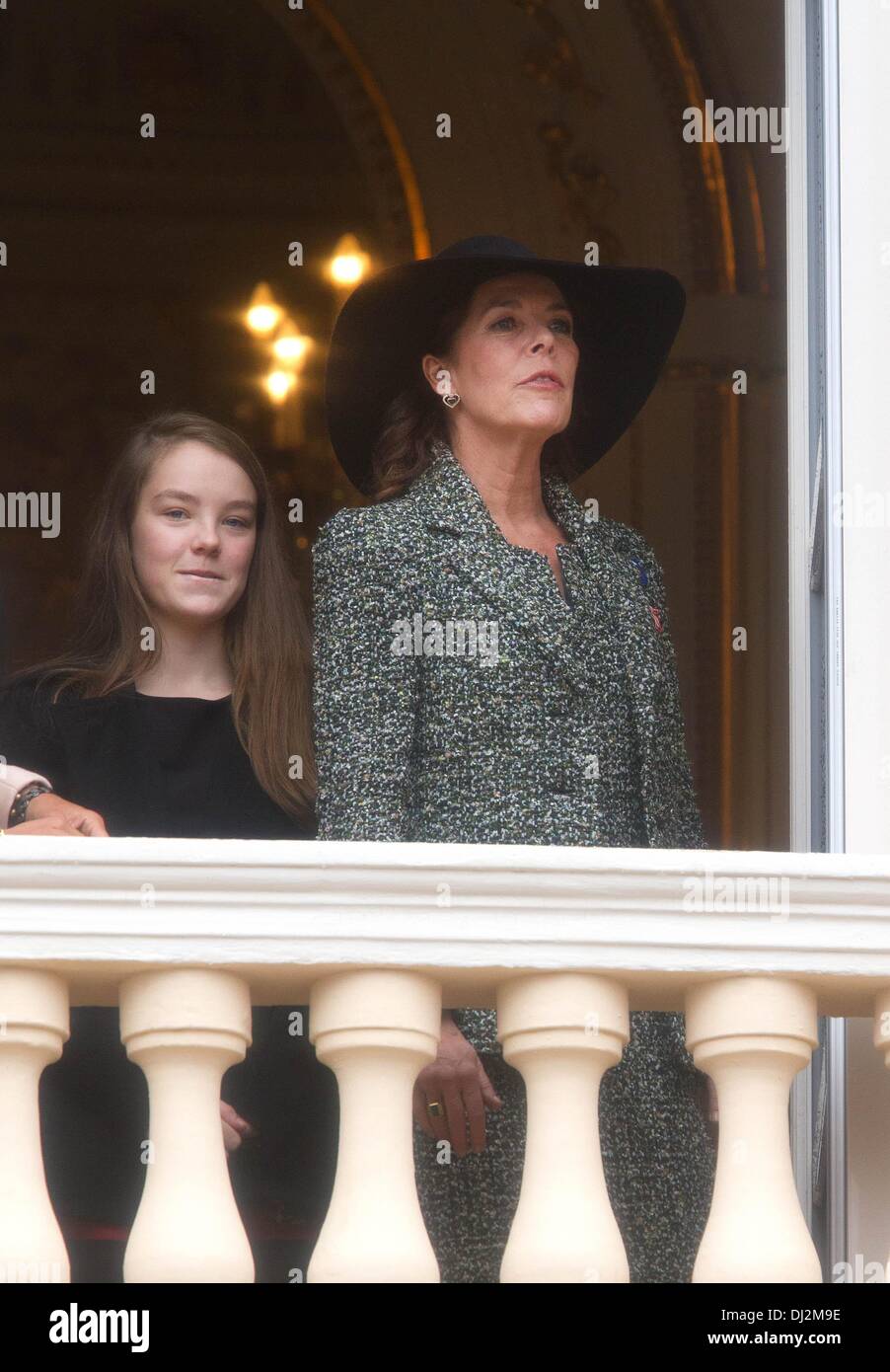 Monte Carlo, Monaco. 19. November 2013. Prinzessin Alexandra von Hannover (L) und Prinzessin Caroline von Hannover besuchen die Armee Parade als Bestandteil der offiziellen Zeremonien für den Nationalfeiertag Monaco in Monte Carlo, Monaco, 19. November 2013. Foto: Albert Philip van der Werf/Dpa/Alamy Live News Stockfoto