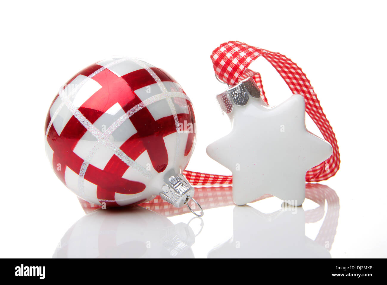 Weihnachtskugel und Weihnachtsstern mit roten und weißen, Band Stockfoto