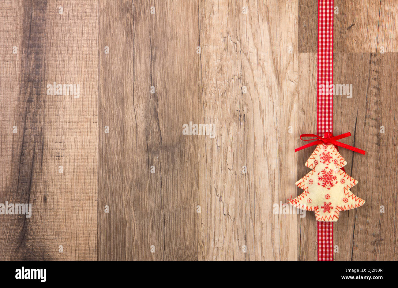 Weihnachts-Dekoration mit Holz Hintergrund, Weihnachtsbaum rot mit Schleife Stockfoto