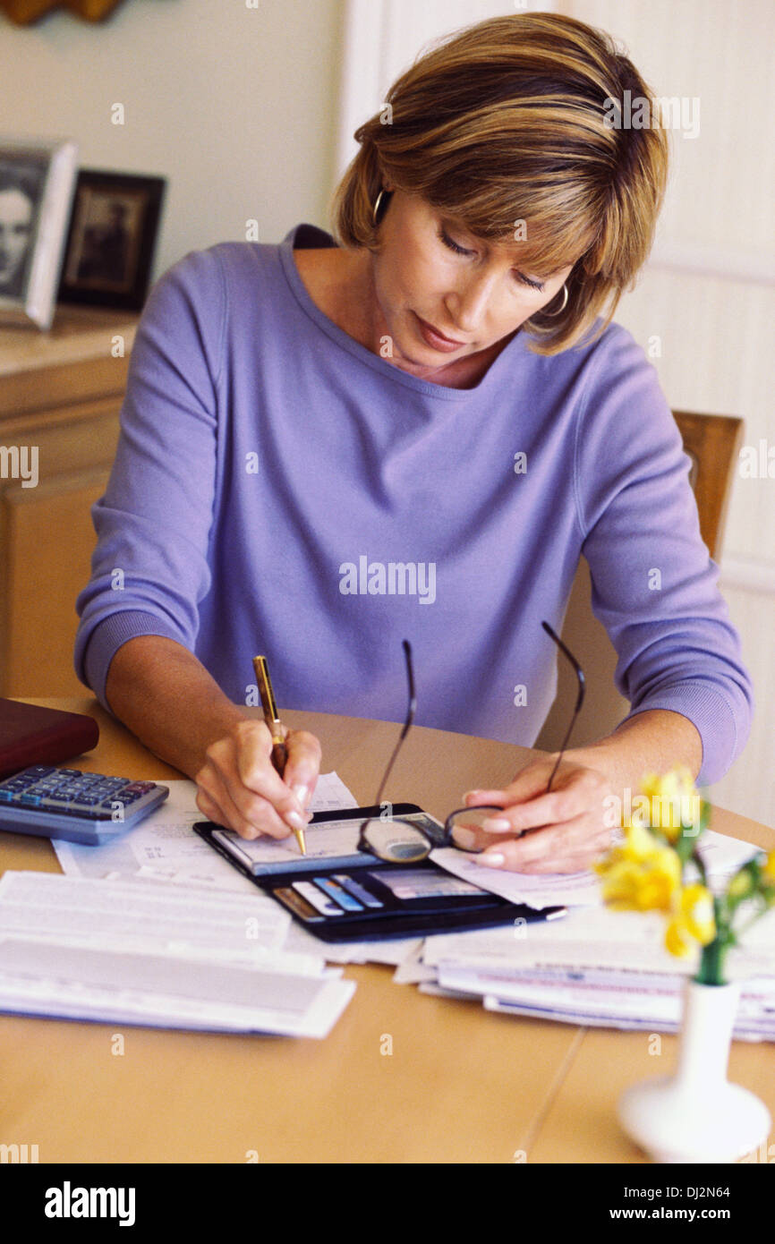 Frau einen Scheck Stockfoto