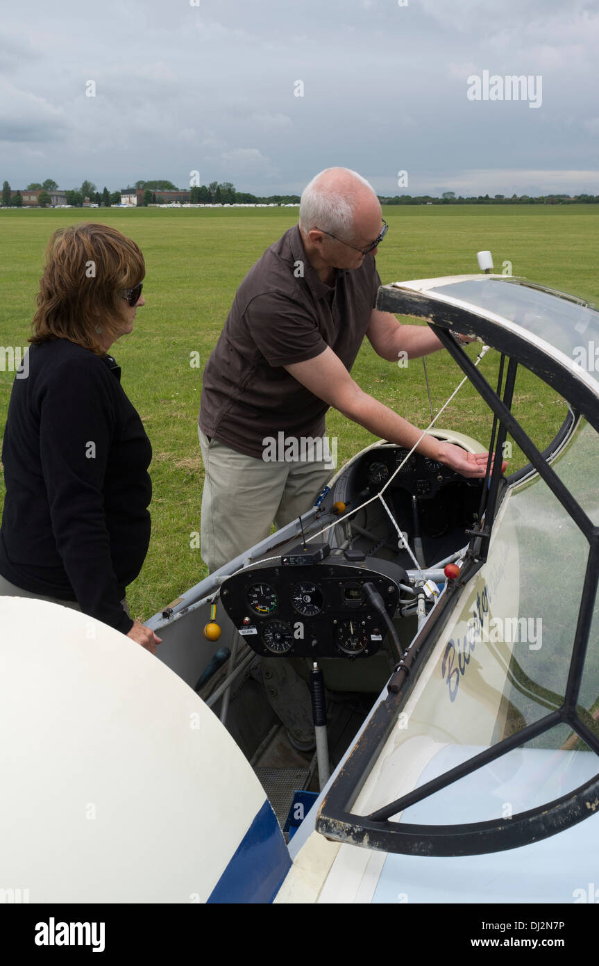 dh gleiten UK fliegen Lehrer zeigt Frau Schirm Cockpit Flugzeug Stockfoto