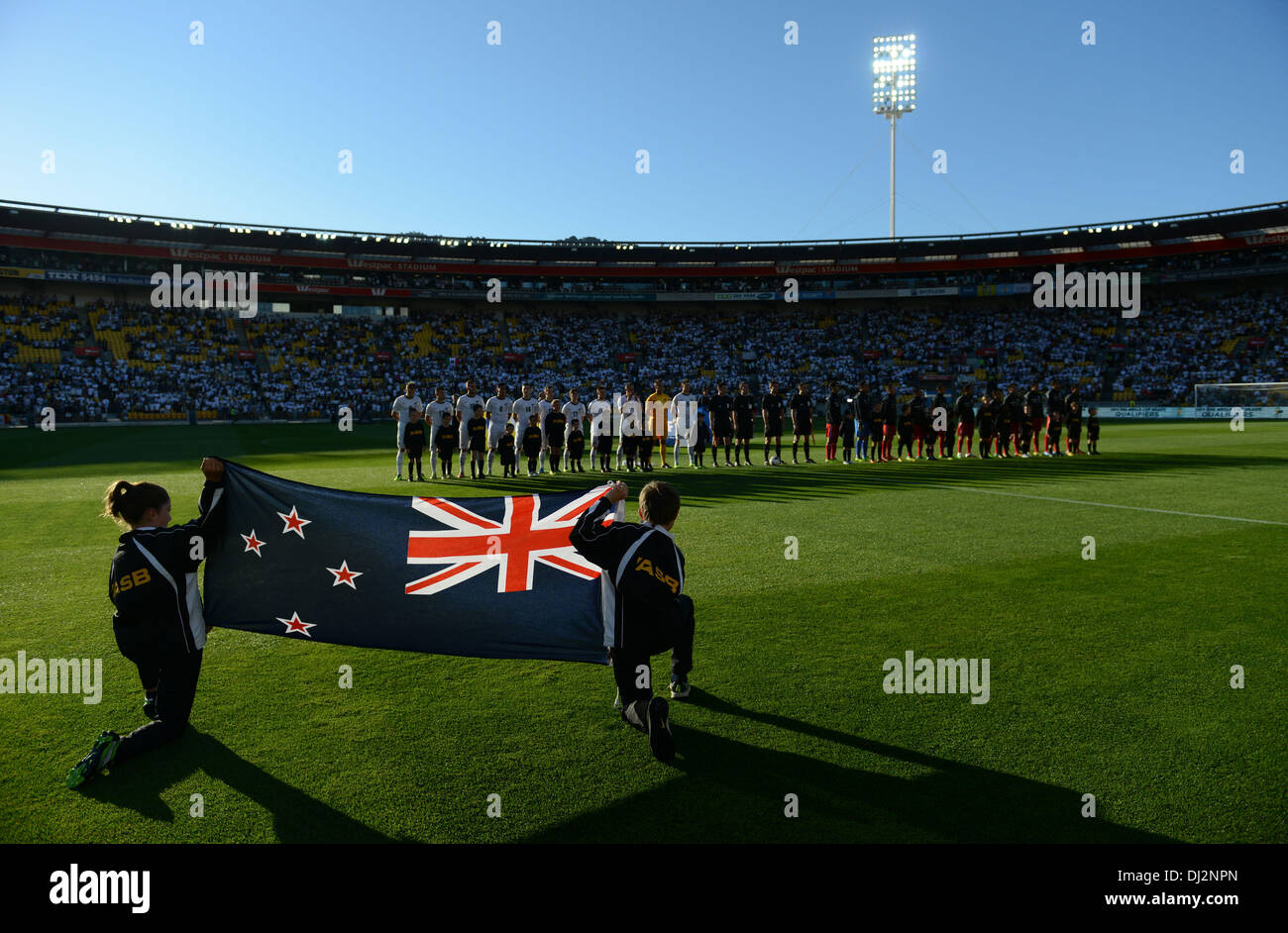Wellington, Neuseeland. 20. November 2013. Nationalhymnen während der FIFA Fußball World Cup Qualifier 2. Bein Match. New Zealand All Whites V Mexiko. Bildnachweis: Aktion Plus Sport/Alamy Live-Nachrichten Stockfoto