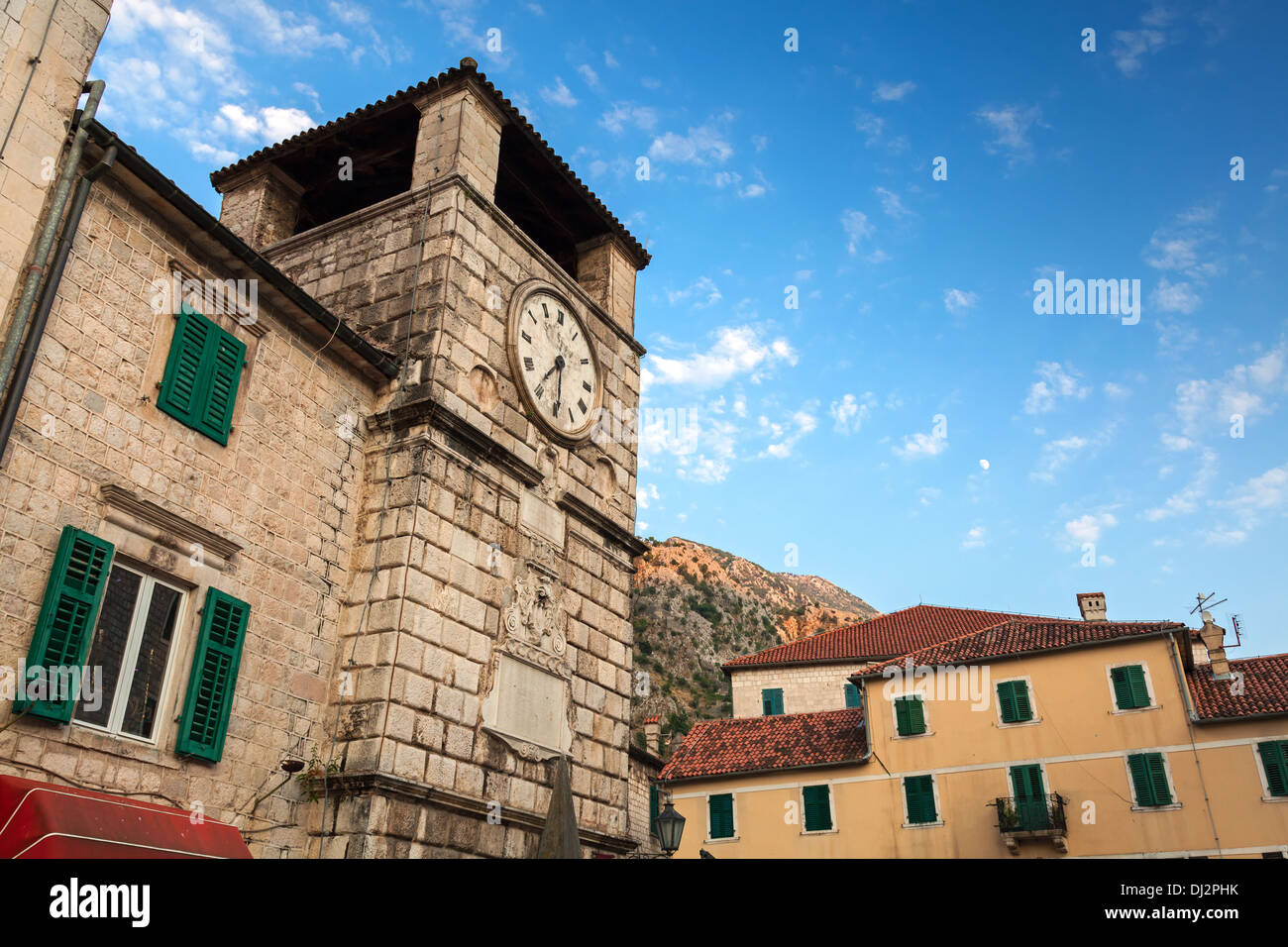 Alter Turm mit Uhr in der Stadt Kotor, Montenegro Stockfoto