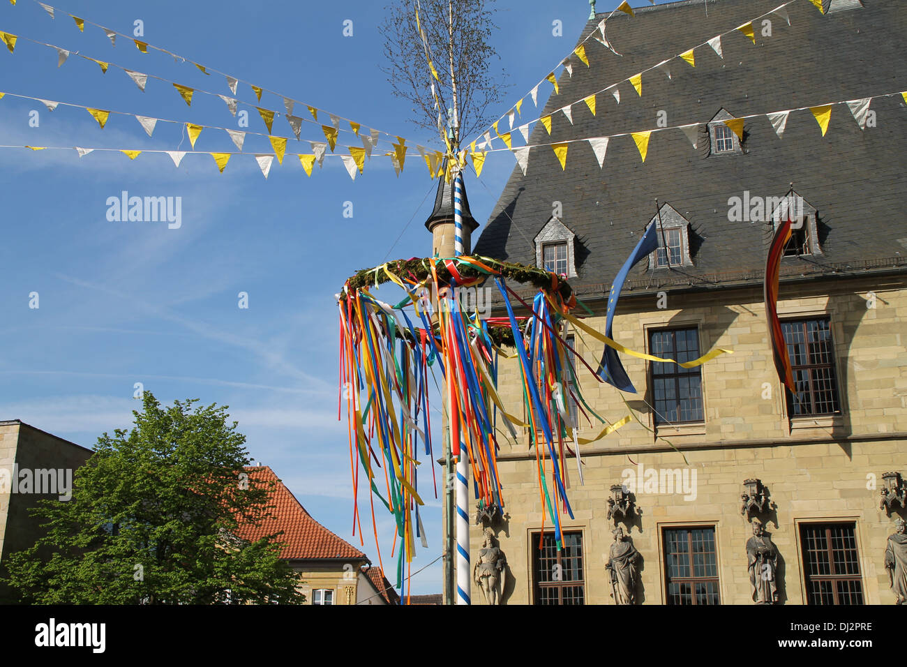 Ein Maibaum vor dem Rathaus Stockfoto