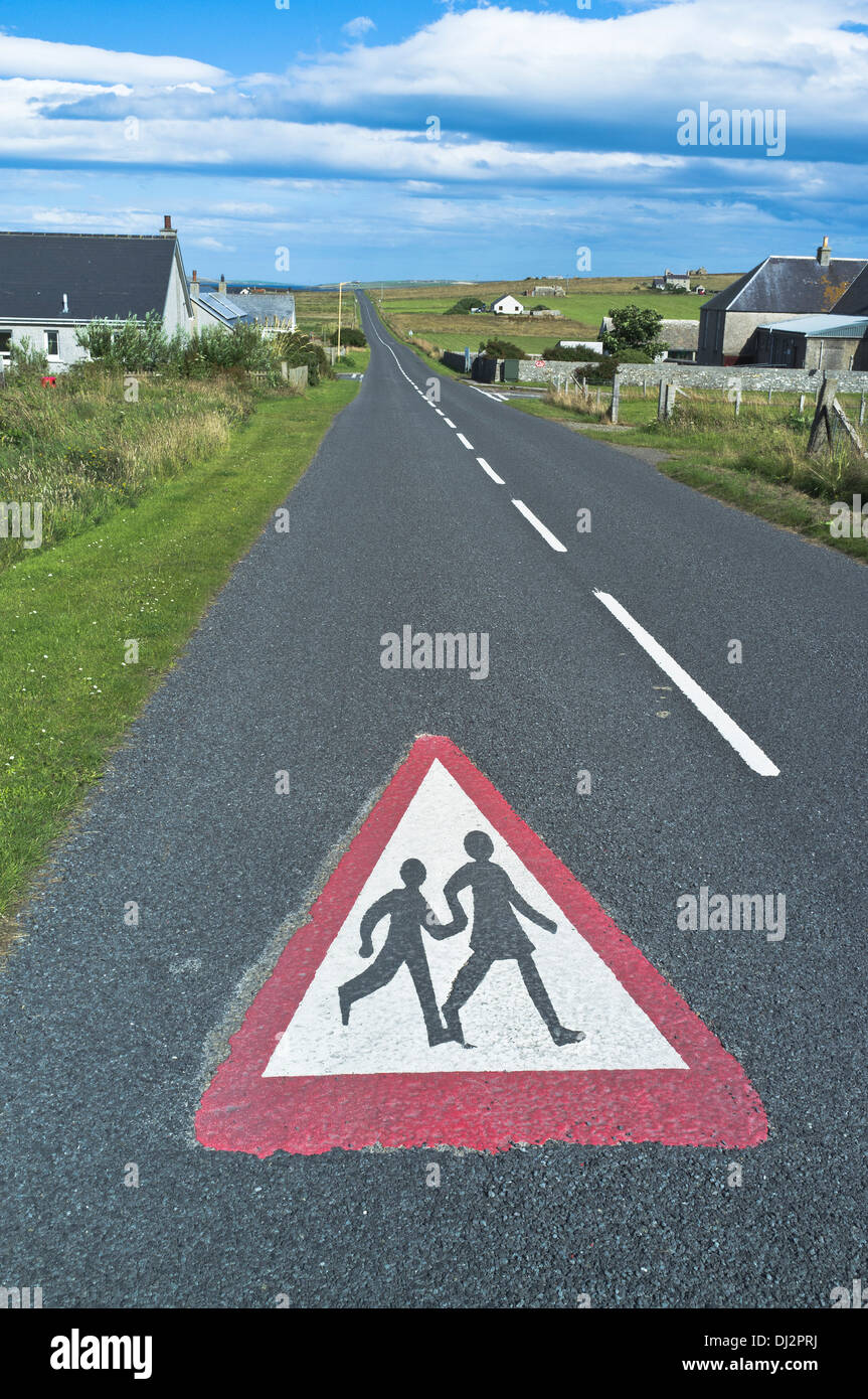 dh FLOTTA ORKNEY Sicherheitsschule Straßenschild für kleine Dorf Land Straßenbeschilderungen für ländliche gebiete, uk-Zeichen, Verkehrszeichen, Markierungen Stockfoto