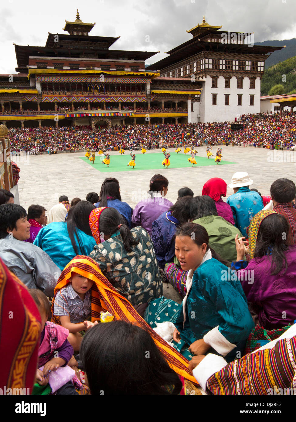 Bhutan, Thimpu Dzong, jährliche Tsechu Publikum rund um Festivalgelände Stockfoto