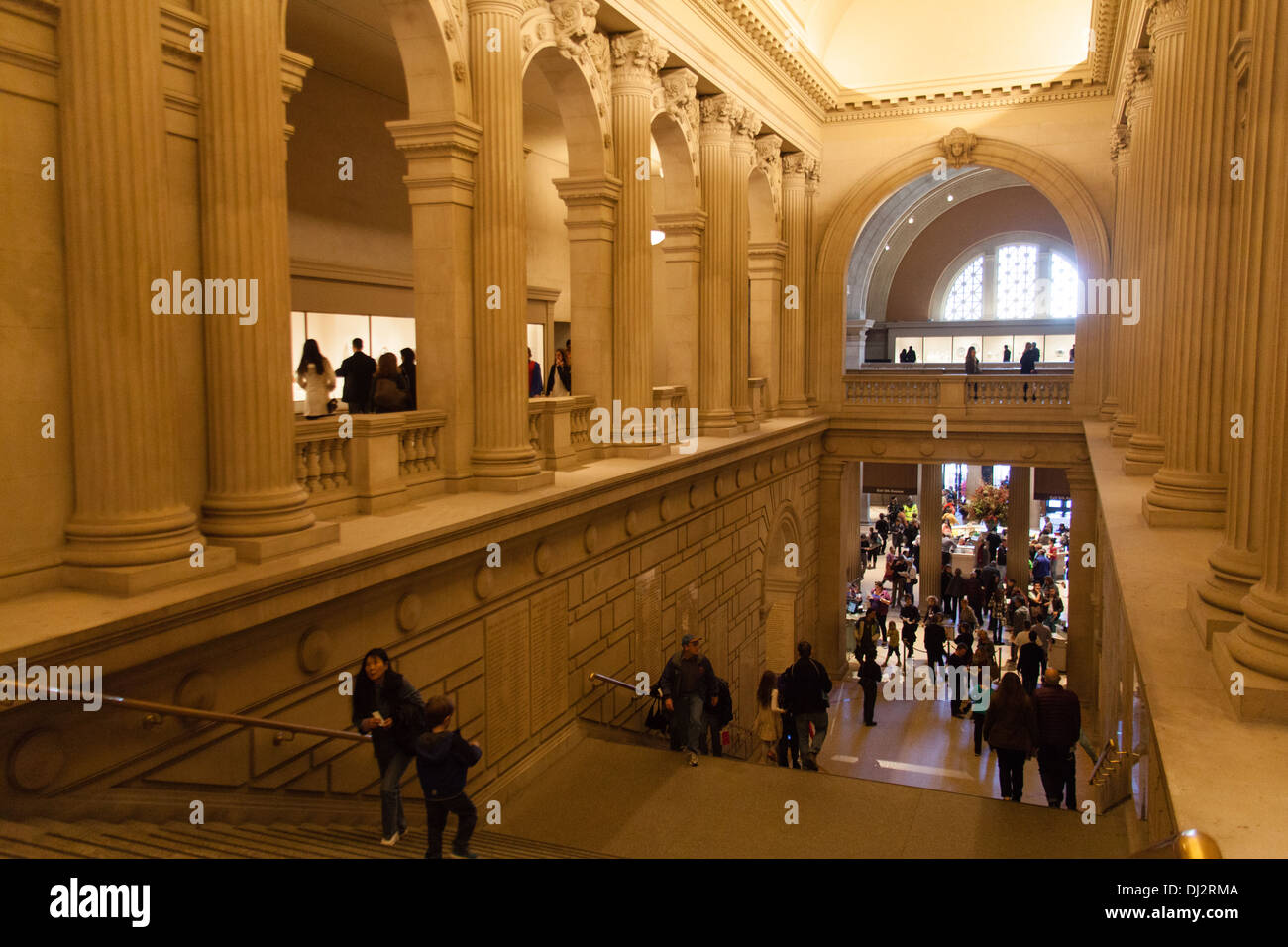 Treppen aus der großen Halle im Metropolitan Museum of Art. New York City, Vereinigte Staaten von Amerika. Stockfoto