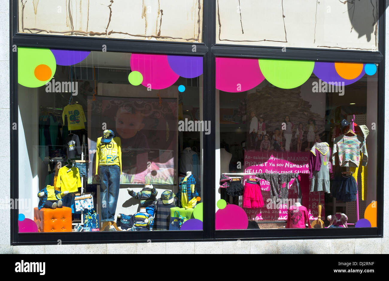 dh Shop ARRECIFE LANZAROTE Spanische Kinderkleidung Laden Bunte Kindermode spanien Fensterbekleidung Stockfoto