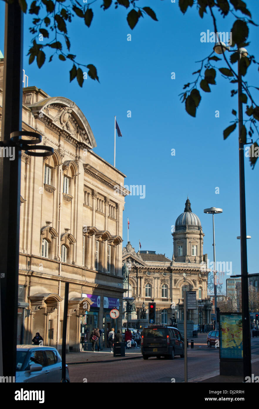Hull, UK, 19. November 2013. Hull City Hall in der Sonne 0n Dienstag 19. November der Tag vor der Ankündigung, die Hull UK Stadtkultur im Jahr 2017 werden mußte. Der Blick nach unten Carr Lane in Richtung Queen Victoria Square, auf der linken Seite ist das Rathaus, in der Ferne ist The Docks Stadtmuseum, ehemals die Dock-Büros. Bildnachweis: CHRIS BOSWORTH/Alamy Live-Nachrichten Stockfoto